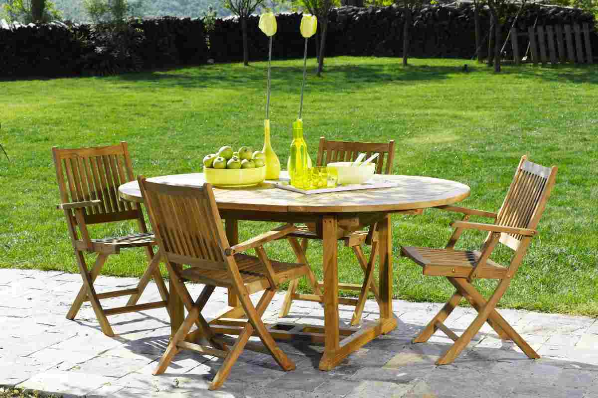 tavolo e sedie in legno per arredare il giardino